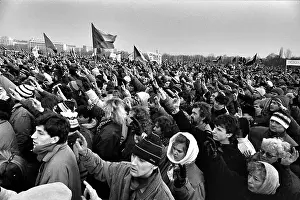 Toppled: Demonstration - Letna - V victory sign - crowd