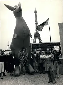 Greenpeace: Demonstration outside Australian embassy in Paris