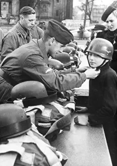 Puts: Demonstration of parachutists in Berlin, 1942