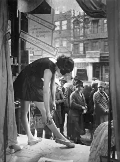Pads: Demonstration of a point roller, 1927