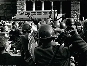 Happen: Demonstration in Rome, police with cudgels