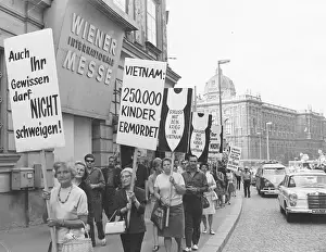 Mariahilferstrasse: Demonstration in Vienna against Vietnam War