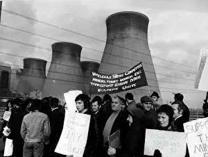 Dockers: Demonstration by workers with placards