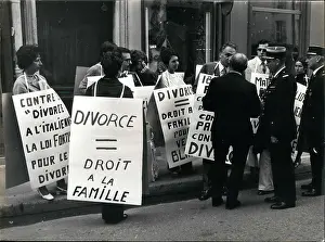 Favor: Demonstrations