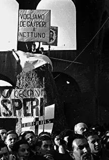 Alcide: Demonstrators displaying posters supporting Alcide