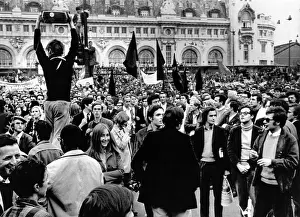 Dictatorial: Demonstrators listen to the broadcast address ?