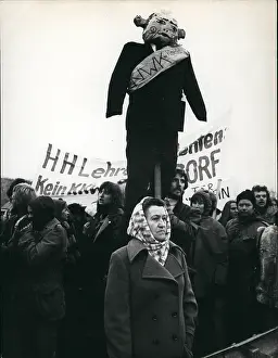 Netting: Demonstrators at nuclear building site, Germany