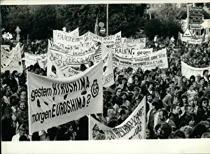 Neutron: Demonstrators for peace on 42nd anniversary of WW2