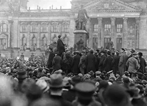 Councils: Demonstrators before the Reichstag during the