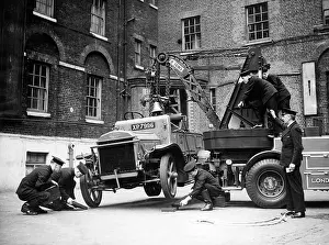 Slung: Dennis breakdown lorry, demonstrating wrong method