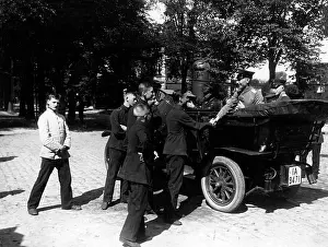 Automobil: Departing cadets, 1914