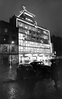 Labut: Department store at night - illuminated