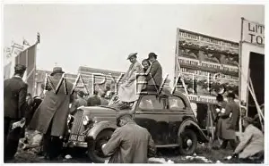 Littlewood: DERBY RACEGOERS C1950