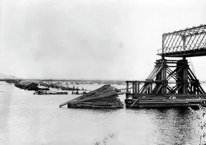 Dnieper: Destroyed bridge across the Dnieper, 1941