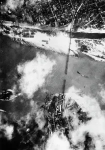 Dnieper: Destroyed Dnieper bridge after a German air raid, 1941