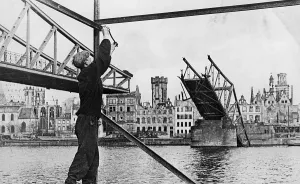 Eiserner: Destroyed Eiserner Steg in Frankfurt am Main