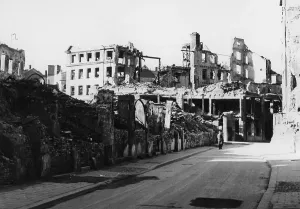 Airstrikes: Destroyed houses in Munich, 1945
