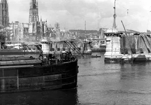 Ponte: Destroyed Seine bridge in Rouen, 1940