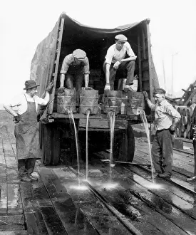 Underwood: Destructing the alcohol at the time of the Prohibition, 1926