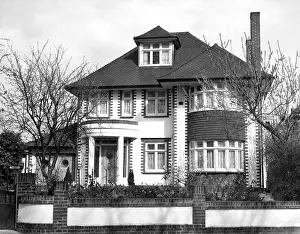 Detached: DETACHED HOUSE 1930S