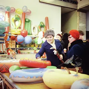 Customers: Detsky Mir department store, 1979