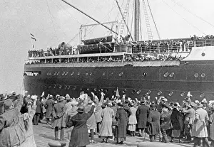 Onlookers: The Deutschland in Cuxhaven, 1928