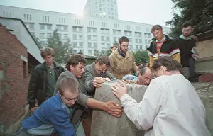 Barricades: Developments of attempted coup d'etat in Moscow