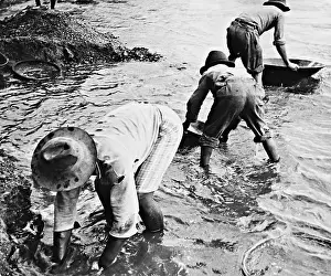 Seekers: Diamond seekers at Rio Tigbagy, 1936