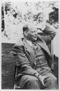 Plot: DIETRICH BONHOEFFER