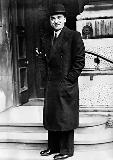 Grandi: Dino Grandi in front of the Foreign Office, 1936