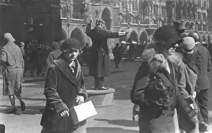 Directs: Directing traffic on Marienplatz, 1928