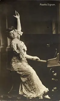 Diseuse: Diseuse Mascha Dignam at the piano