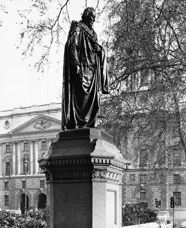 Beaconsfield: DISRAELI STATUE