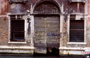 Shabby: Distressed facade of a Venetian building