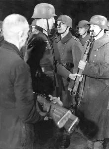 Occur: Distributing weapons after the swearing in, 1945
