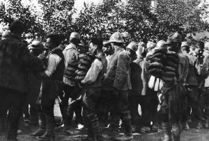 Austro: Distribution of bread to Italian prisoners of war, 1918