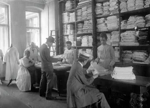 Storing: Distribution of clothes in Berlin, 1917