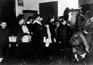 Kriegshilfsdienst: Distribution of clothes to children, 1916
