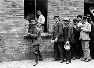 Interned: Distribution of food to the internees in Doeberitz, 1914