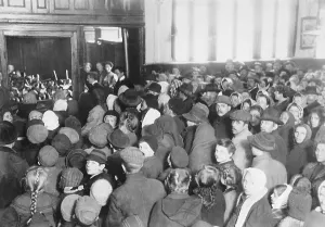Needy: Distribution of free bread, 1912