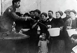 Distributes: Distribution of soup in Pairs, 1914