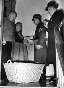 Volkes: Distribution of Winter Relief Christmas packages, 1937