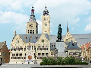 Jaques: Dixmuide Town Hall and General Baron Jaques statue