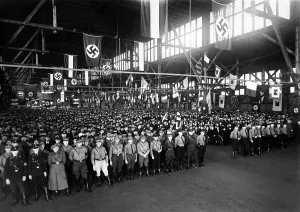 Transmitted: The dockworkers of Hapag in a festively decorated