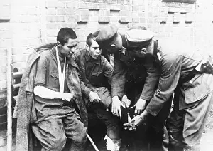 Paramedic: Doctors examine wounded, 1941