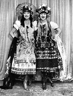 Jansieka: The Dolly Sisters, Paris