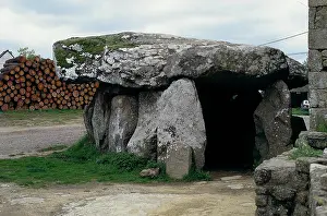 Carnac: Dolmen in the archeological site