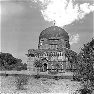 Madhya: Domed building in Mandu, Madhya Pradesh, Central India