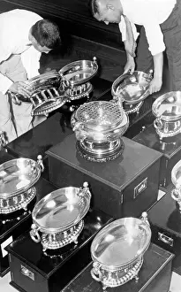 Examine: Donated golden tableware for the war, 1938