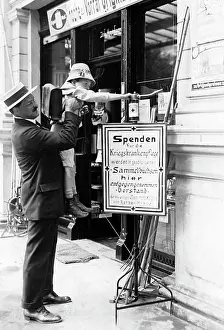 Donates: donation for the Red Cross, 1914
